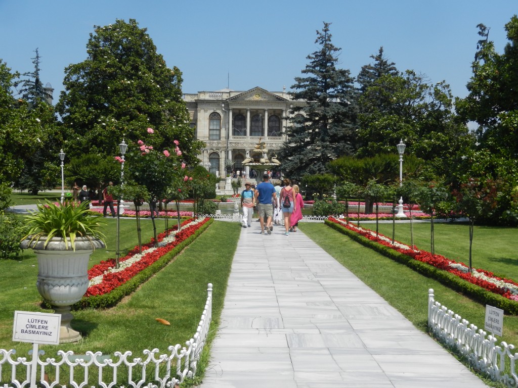 dolmabahcepalacepanaviewwalkway