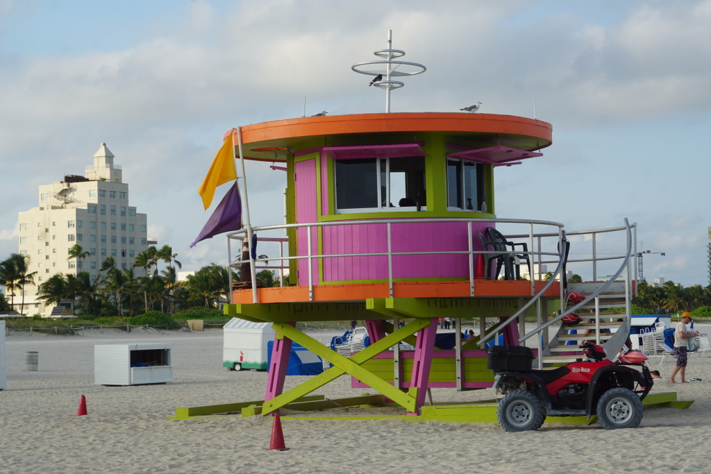 abeachcolorlifeguardtower