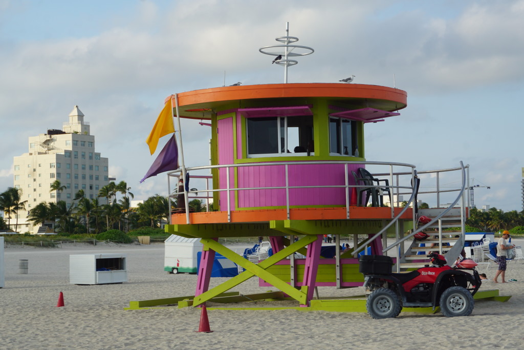 abeachcolorlifeguardtower