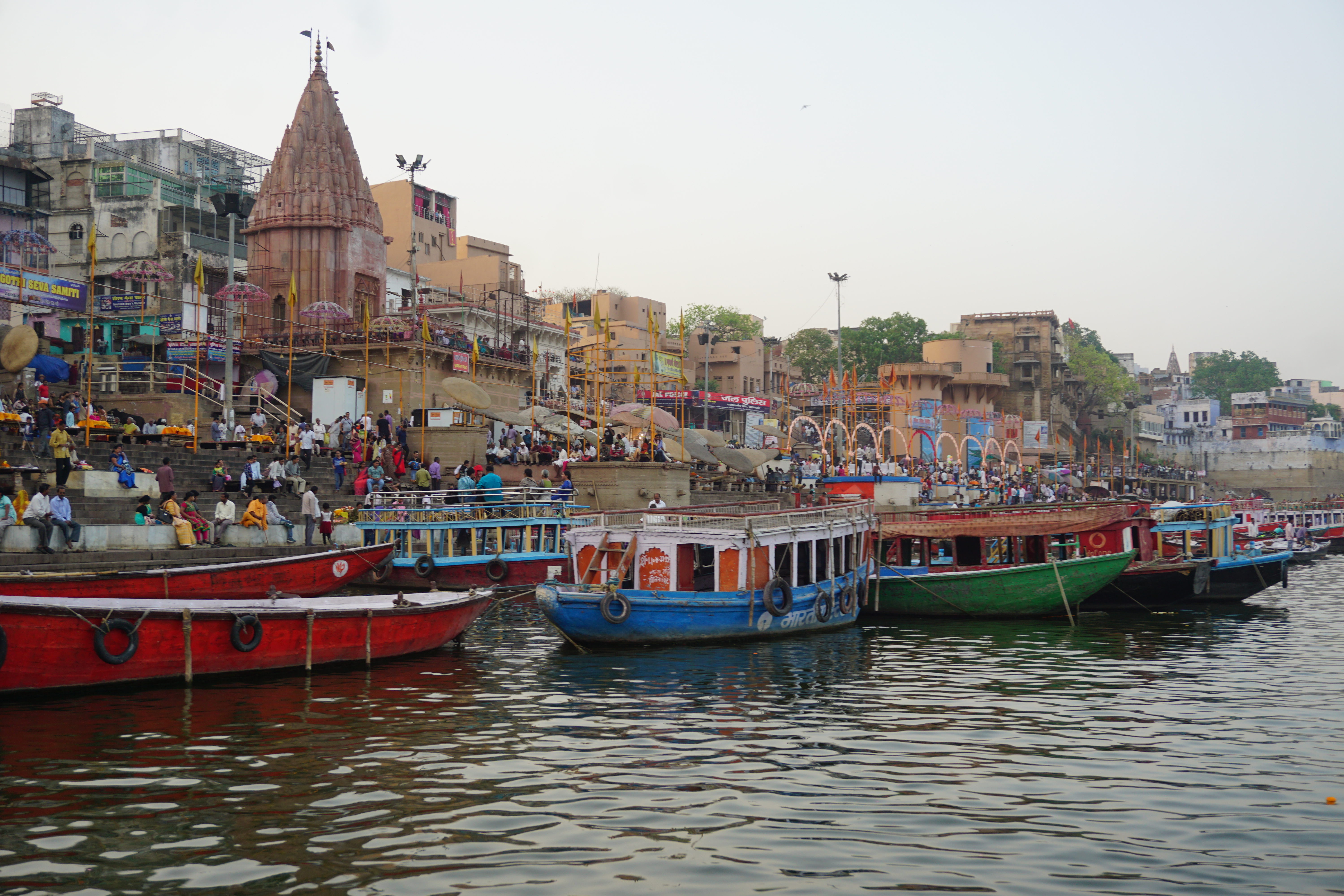 Vegan Travel - An Exploration on the Ganges River in the Hindu "Holy City" of Varanasi, India